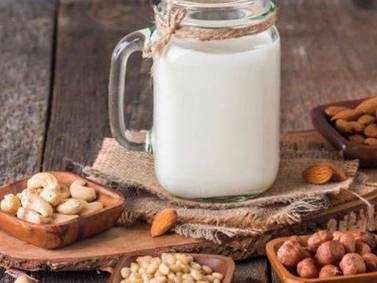 Apta para intolerantes a la lactosa y sin dañar el medioambiente: las ventajas de las leches vegetales según la ciencia