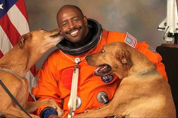 La historia detrás de la icónica y “prohibida” imagen de un astronauta de la NASA con sus dos perros
