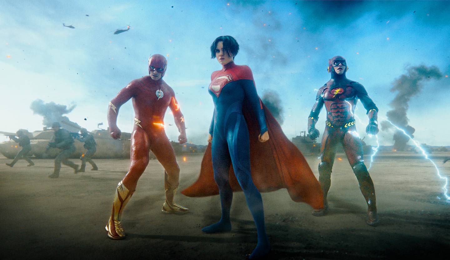Esta imagen muestra, de izquierda a derecha, Sasha Calle y Ezra Miller en una escena de "The Flash".