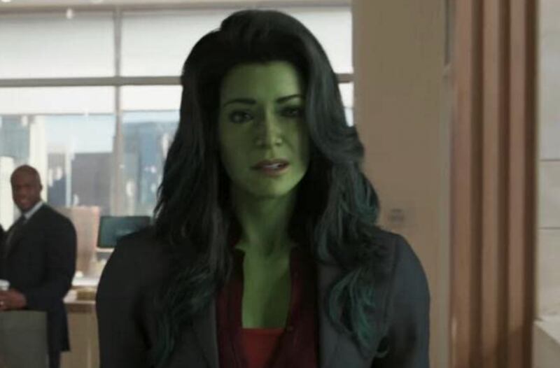 Embora She Hulk tenha uma enorme diferença de sua contraparte masculina: ela não perde sua personalidade quando se transforma.