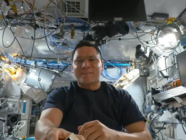 La NASA hace historia al compartir la primera visita guiada en español por la Estación Espacial Internacional 