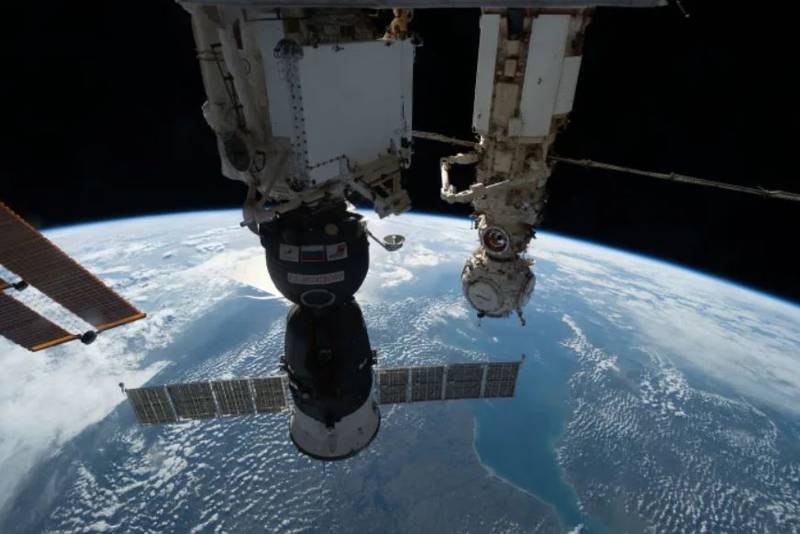 La nave tripulada rusa Soyuz MS-22 se muestra el 8 de octubre de 2022, en primer plano acoplada al módulo Rassvet mientras la Estación Espacial Internacional orbitaba 264 millas sobre Europa | Foto: NASA