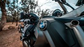 BMW lanza unos lentes de realidad aumentada que pone el panel de las motos en los ojos del usuario