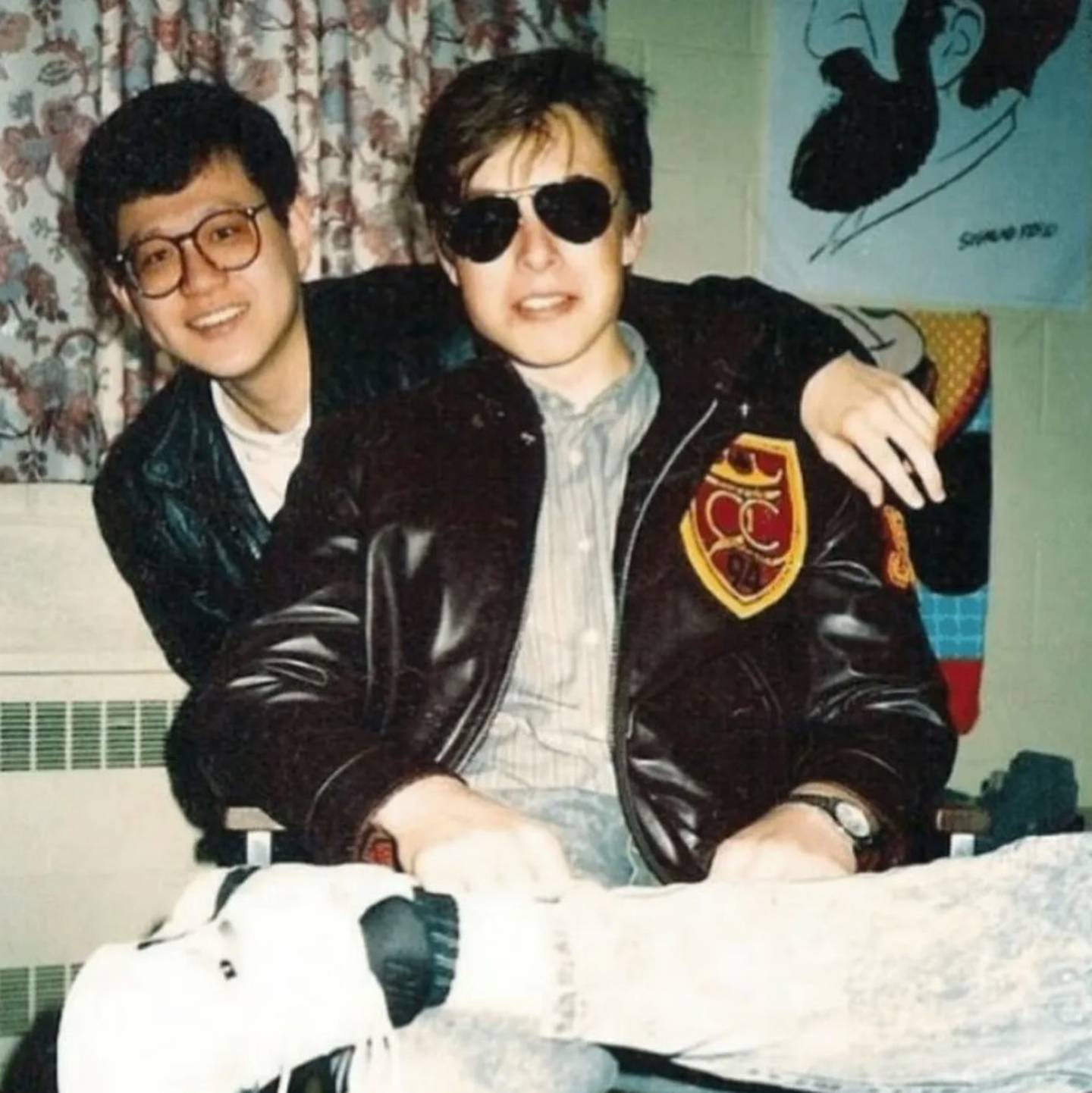Elon Musk y su amigo de la universidad, Navaid Farooq, en 1990.