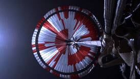 Seguidores de la NASA encuentran un mensaje oculto en el paracaídas del Perseverance, pero hay que saber código binario para descifrarlo