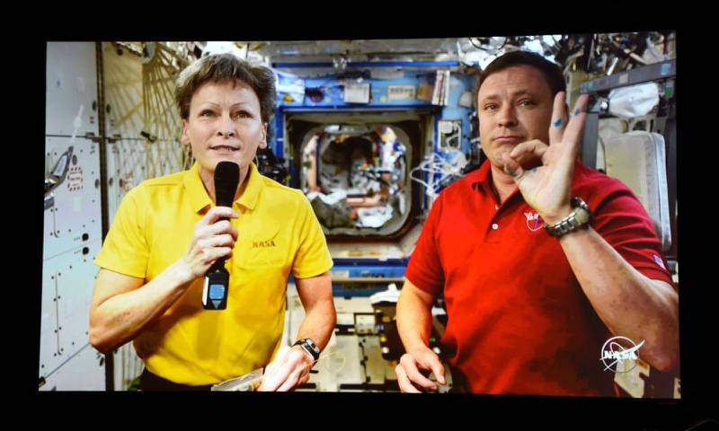Astronautas Peggy A. Whitson y Jack Fischer desde la Estación Espacial Internacional