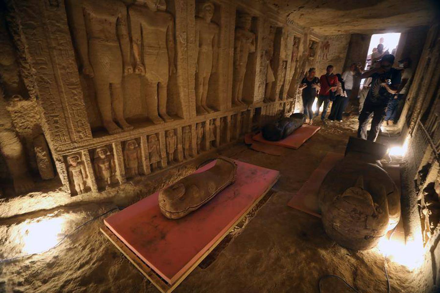 Гроб для упокоения фараонов. В Египте впервые вскрыли саркофаг с захороненной 2500 лет назад мумией. Египет Гробница саркофаг. Египет Саккара саркофаги. Трехметровый саркофаг Египта.