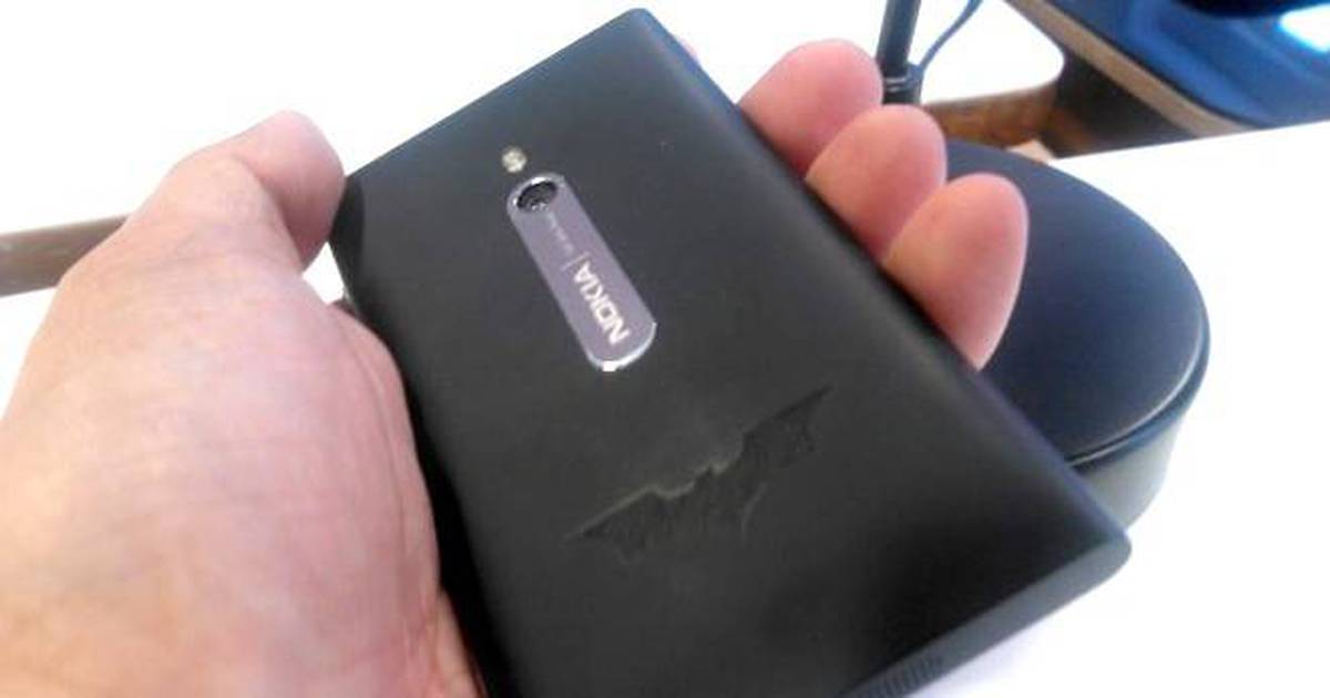 Nokia presume edición Batman Dark Knight Rises de su Lumia 800 – FayerWayer
