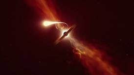 Estudio encuentra que los agujeros negros emiten un destello de luz cuando consumen gas
