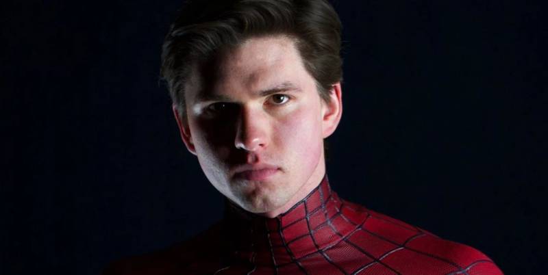 Wayne Warden encarna a Peter Parker en el fan film Spider-Man: Lotus, empañado por antiguos mensajes de racismo y homofobia del actor.