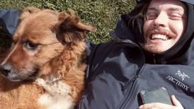 Youtuber británico se juntó con Brownie Boric Font, el perro presidencial de Chile: “Jugamos, luchamos, hicimos cucharita”