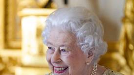 ¡Idéntica! Reina Isabel cumple 70 años en el trono y celebró con su propia muñeca Barbie