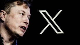 Usuarios de X acusan a Elon Musk de manejar una cuenta falsa de redes sociales para elogiarse a sí mismo