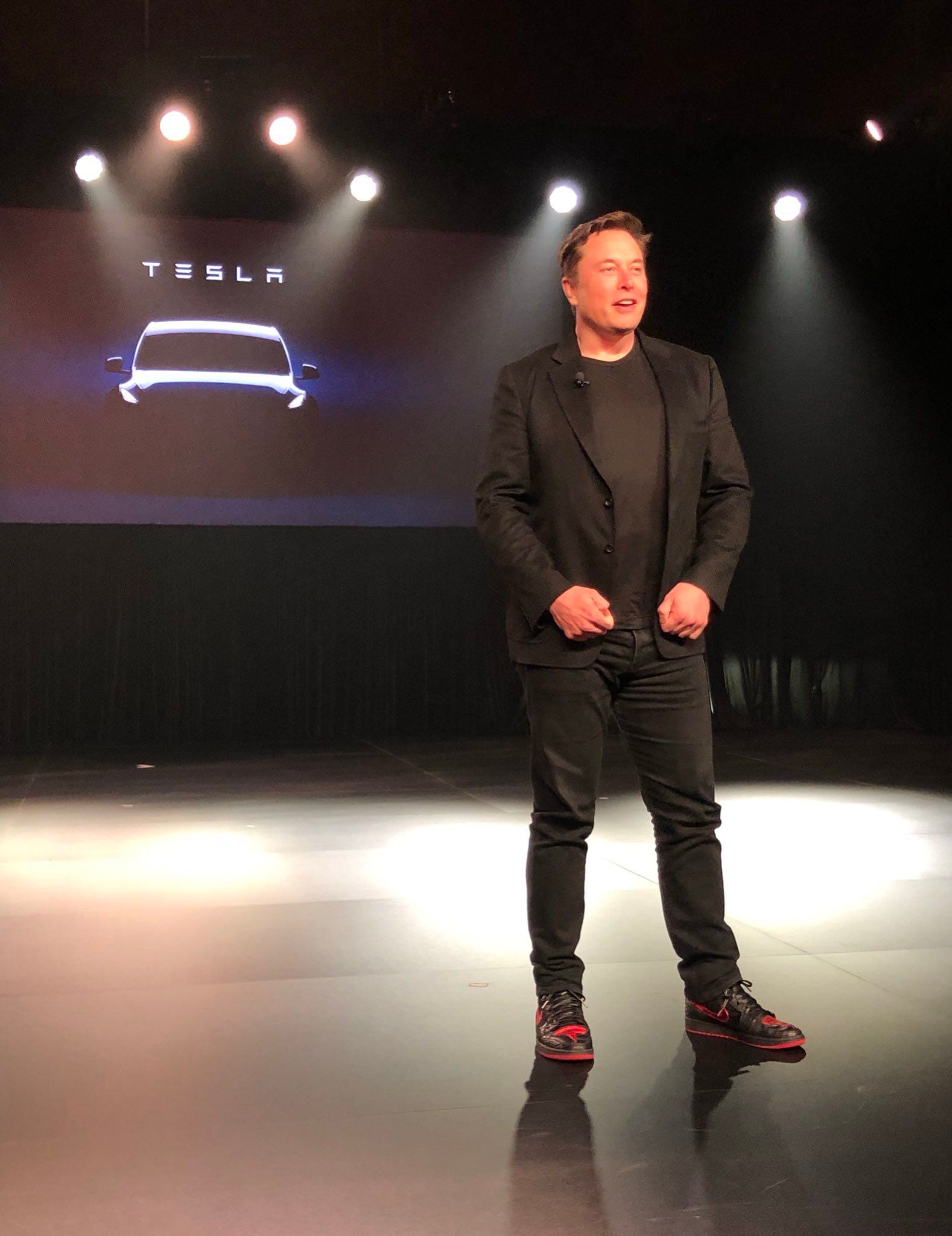 Elon Musk: Padre e hijo latinos diseñaron estas zapatillas Nike para el jefe de Tesla, ¿cuánto tenerlas? – FayerWayer
