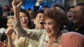 Madre de Michelle Yeoh llora de felicidad en Malasia