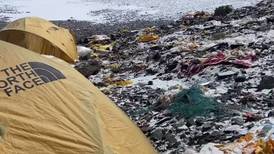 Video viral muestra la gran cantidad de basura que hay en el Monte Everest