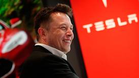 Elon Musk confirma robotaxi de Tesla a mitad de su peor crisis financiera