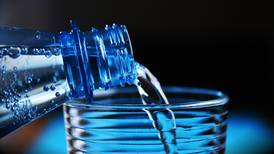 Científicos encuentran promedio de 240 mil partículas en una sola botella de agua potable