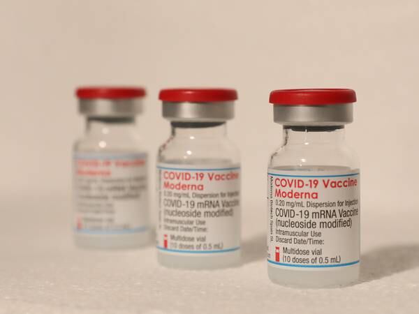 Vacuna de Moderna previene más contagios de Covid-19 que Pfizer 