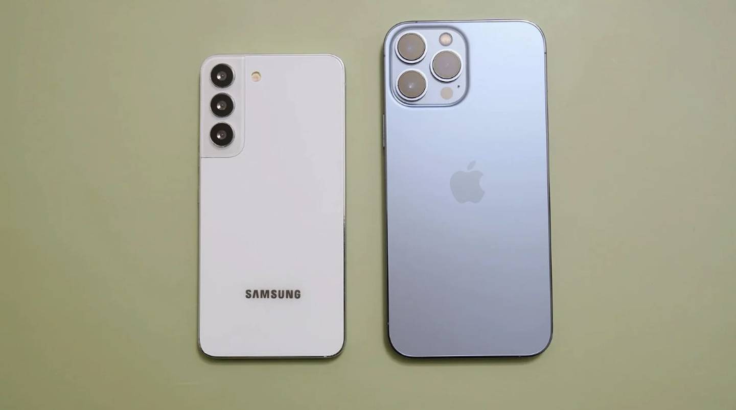 Foto con las partes traseras de un Samsung Galaxy S21 y un iPhone 12 Pro Max