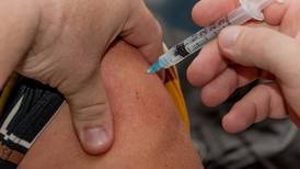 Engaña a las autoridades sanitarias de Brasil y logra colocarse hasta cinco dosis de vacunas anticovid de tres laboratorios diferentes