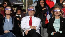 Turismo astronómico a las pailas: Científica de Stanford vivió el peor eclipse posible gracias al presidente Piñera