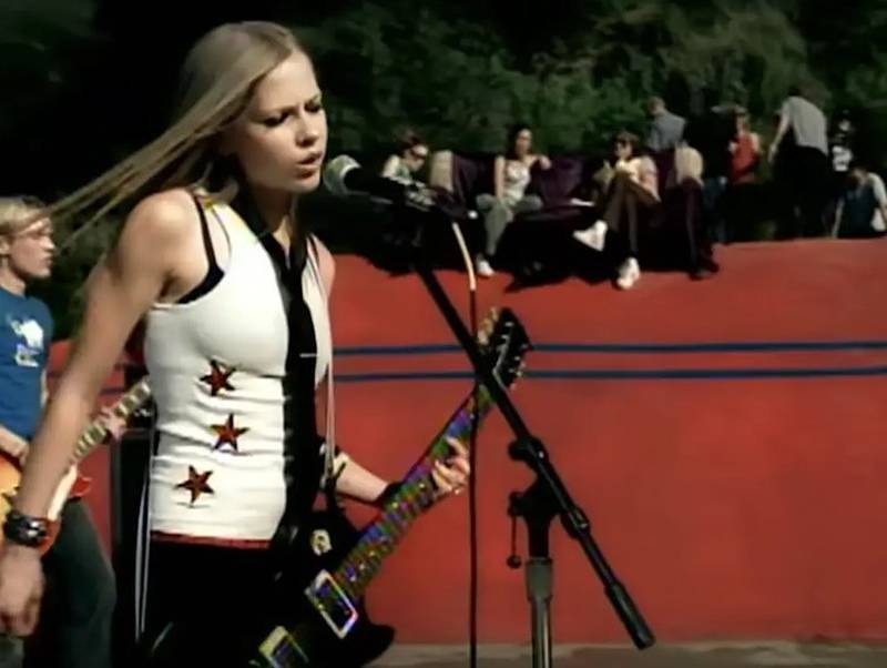 Avril Lavigne recordó todo el entramado de lo que fue lanzarse al mundo musical con este primer tema ‘Complicated’ que sigue más vigente que nunca.