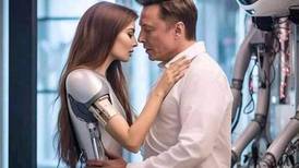 Las inquietantes imágenes de Elon Musk besando a robots con apariencia de mujer