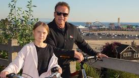 Terminator pasea con Greta Thunberg en bicicleta y se hace viral