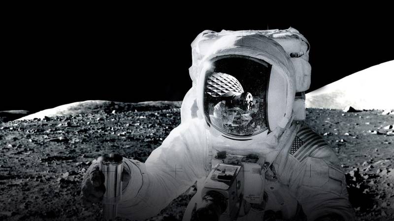 Astronauta en la Luna frente a su hogar