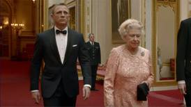 Reina Isabel II tiene su propio Funko y saltó con James Bond por los aires: sus momentos geek