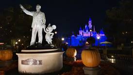 Terror y fantasía: Así se ve Disneyland vacío por la noche