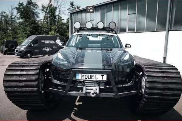 Ingenieros alemanes modifican un Tesla con ruedas de oruga de 1,3 toneladas