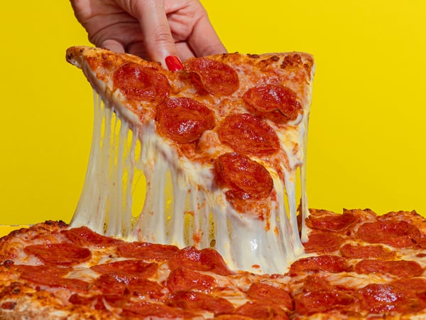 Cadena de pizzas resucita a las “micros amarillas” para celebrar su aniversario