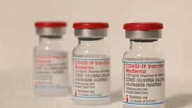 Vacuna de Moderna previene más contagios de Covid-19 que Pfizer 