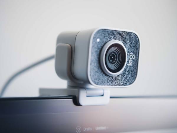 Cinco consejos para saber si hackearon tu webcam y qué hacer para evitarlo