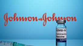 Johnson & Johnson suspende la producción de su vacuna contra Covid-19 