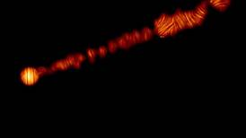 Capturan en imágenes una extraña fuerza magnética espiral en un agujero negro a decenas de millones de años luz de la Tierra