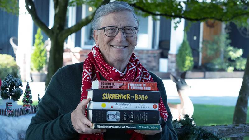 Bill Gates sorprende este 2022 y en vez de dar su lista de libros favoritos del año comparte su top 5 de todos los tiempos.