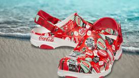 Crocs y Coca-Cola se unen en una nueva colaboración que promete refrescar tu verano