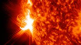 La gran mancha solar AR 3590 está apuntando hacia la Tierra y amenaza con más erupciones