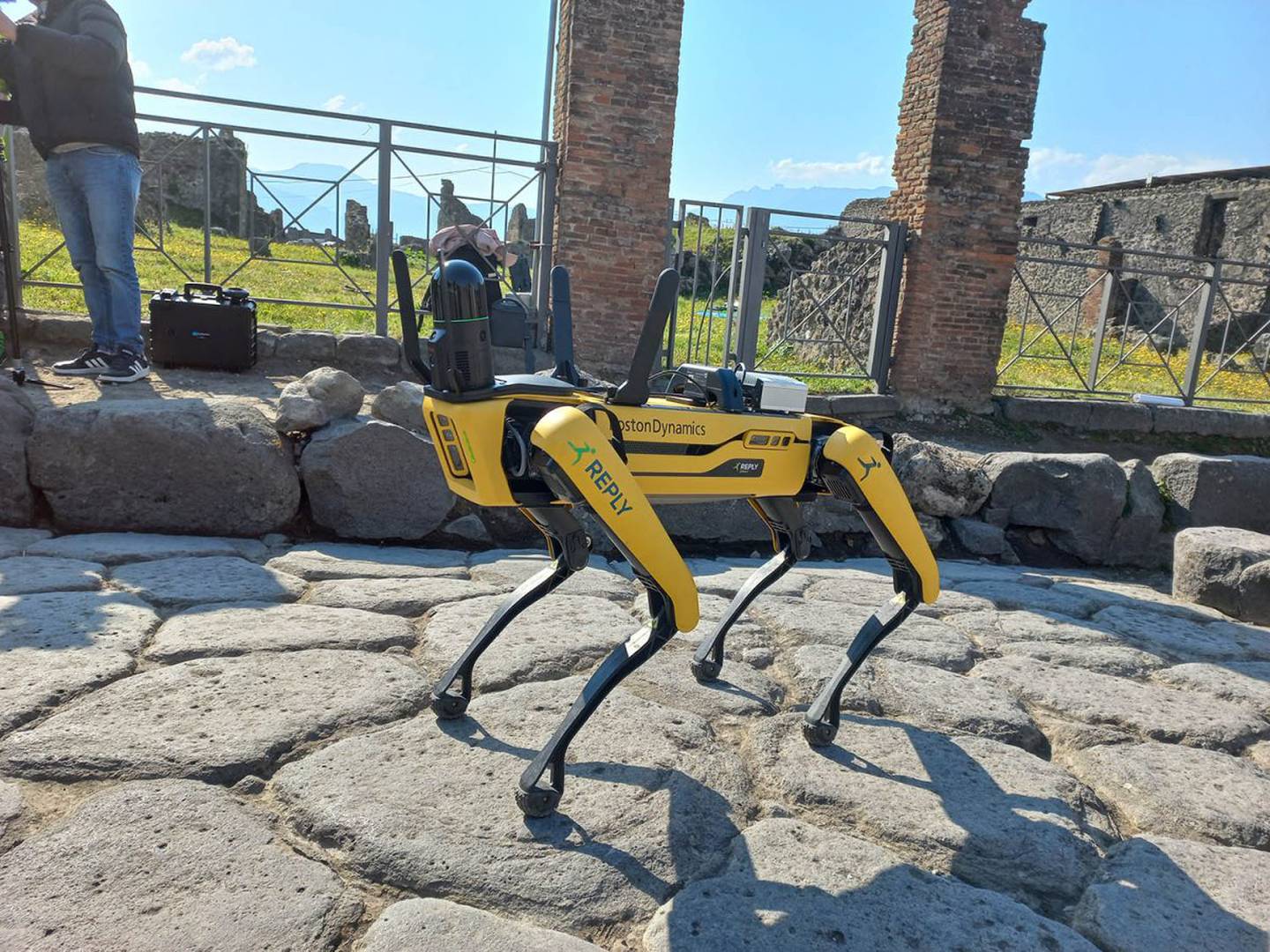 Spot, el perro robot que vigila un parque de Acciona en Chile – pv magazine  España