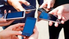Caen ventas de smartphones por primera vez en veinte años