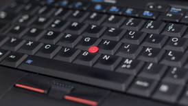 El misterio del “botón” rojo en medio del teclado de las laptops Lenovo: ¿Para qué sirve realmente?