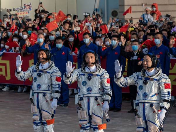 China envía al espacio a su primer astronauta civil: estas serán sus labores