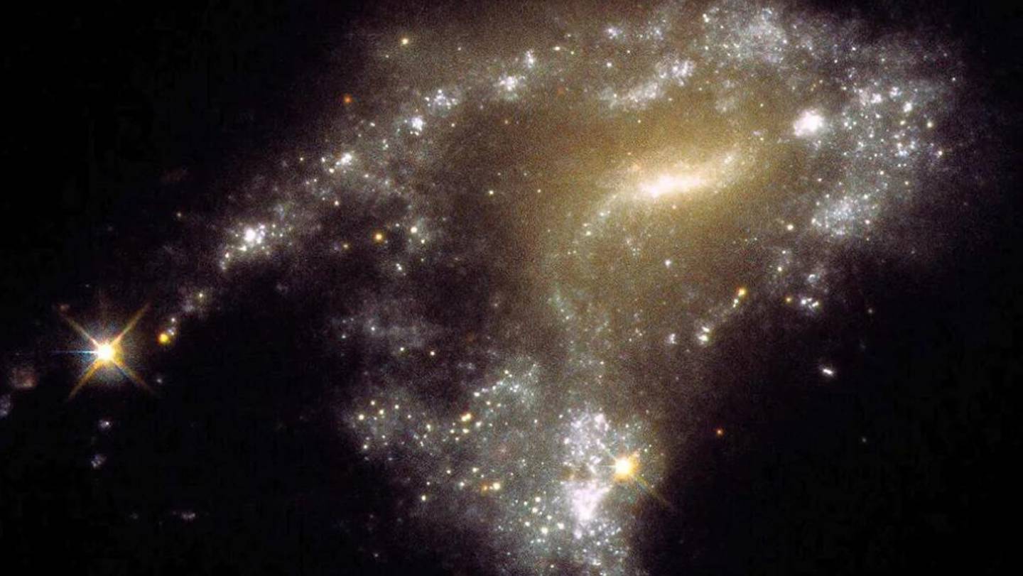 Collar de perlas tomado por el Hubble | Image: NASA, ESA, STScI, Jayanne English (University of Manitoba)