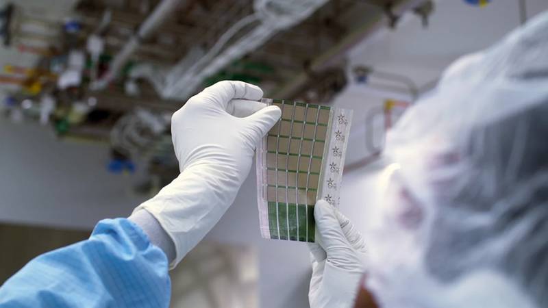 Un grupo de investigadores del MIT han creado nuevos tejidos fotovoltaicos orgánicos tan delgados como una hoja de papel pero con mucha potencia.