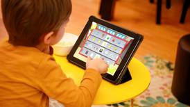¿Usas la tablet para distraer a los niños? Cuidado con los posibles daños a la vista 