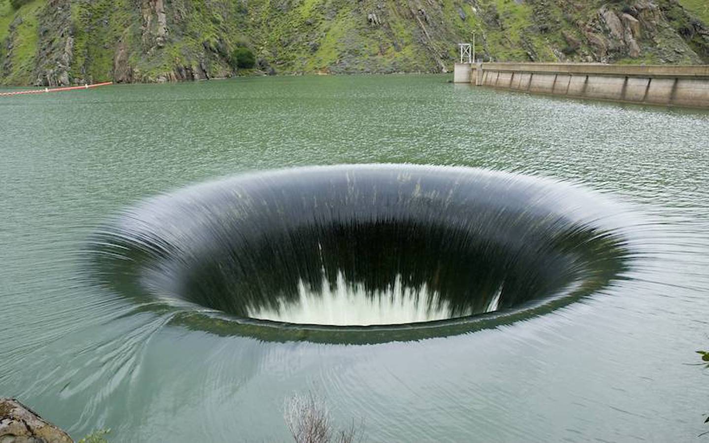 Самые большие водоемы на планете это. Озеро Берриесса Калифорния дыра. Водохранилище Берриесса Калифорния. Монтичелло озеро Берриесса Калифорния. Озеро Берриесса дыра славы.