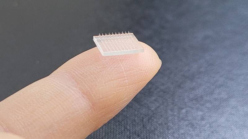 Este pequeño parche, más chico que una moneda y construido con polímero, es una alternativa indolora para los que sienten fobia a las agujas